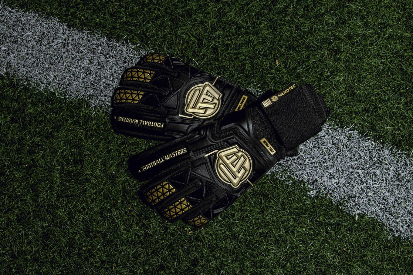 Football gloves black store and gold